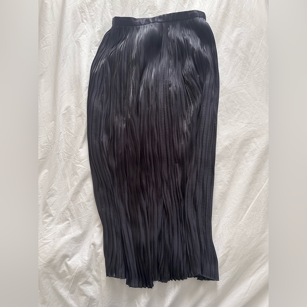 Tibi satin navy blue pleated skirt
Size 4
Like new